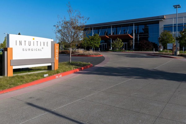 Intuitive Surgical lifts 2026 outlook for da Vinci robot procedure growth
